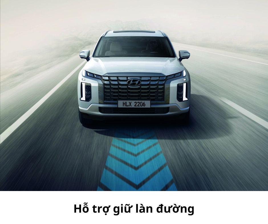 Hệ thống sử dụng camera để theo dõi vạch kẻ đường. Từ đó tính năng hỗ trợ điều chỉnh tay lái để đảm bảo xe luôn đi trong làn