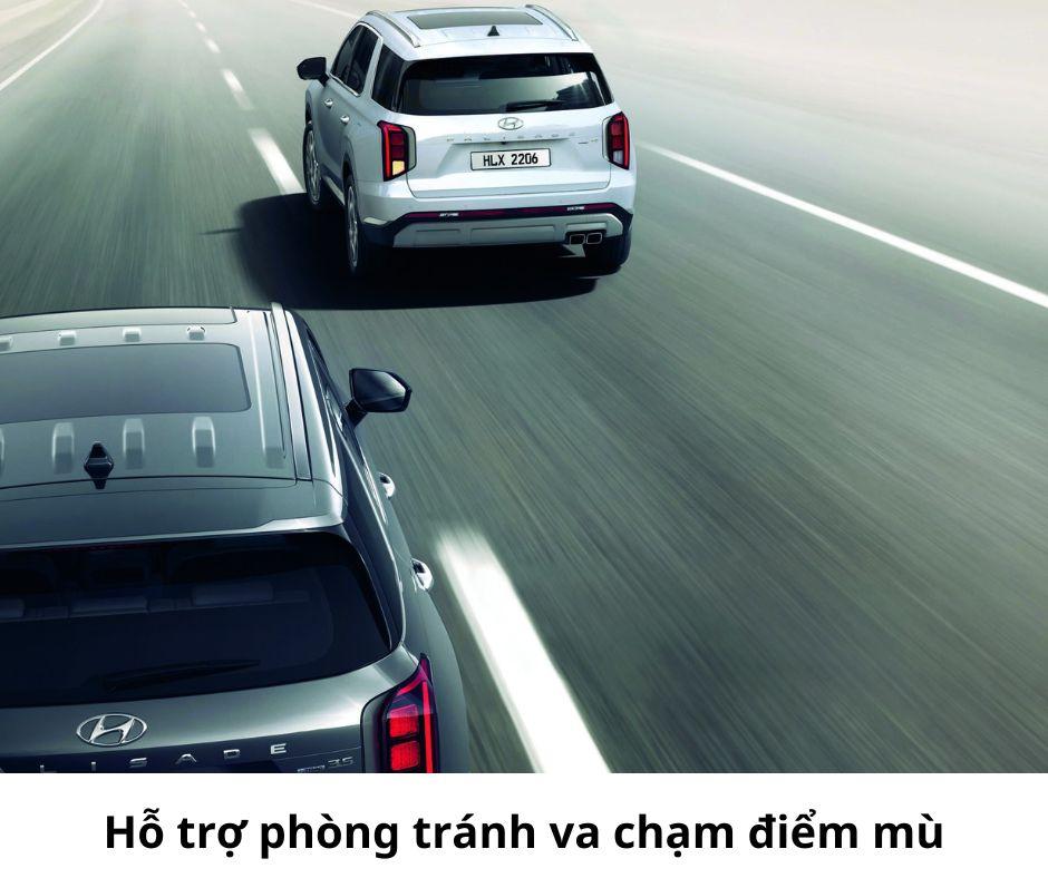 Khi có tín hiệu chuyển làn, nếu tiềm ẩn nguy hiểm va chạm, hệ thống sẽ đưa ra tín hiệu cảnh báo. Nếu sau tín hiệu cảnh báo, nguy hiểm gia tăng, hệ thống sẽ kiểm soát để phòng tránh va chạm
