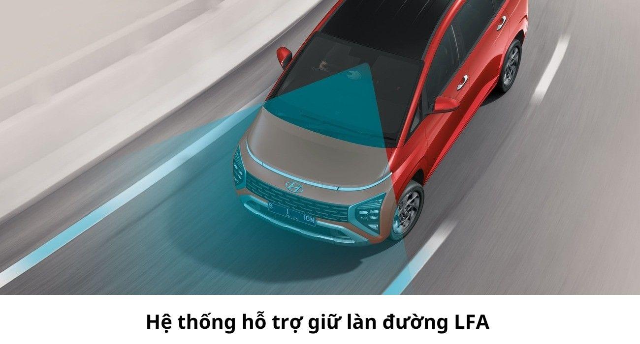 Hệ thống sẽ hỗ trợ tác động vào vô lăng để xe luôn đi chính giữa 2 vạch kẻ đường